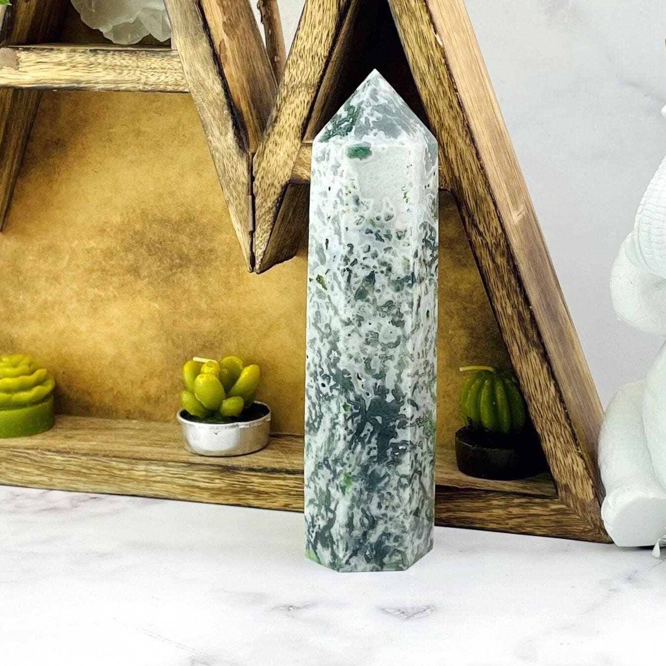 agate with decorations in the background