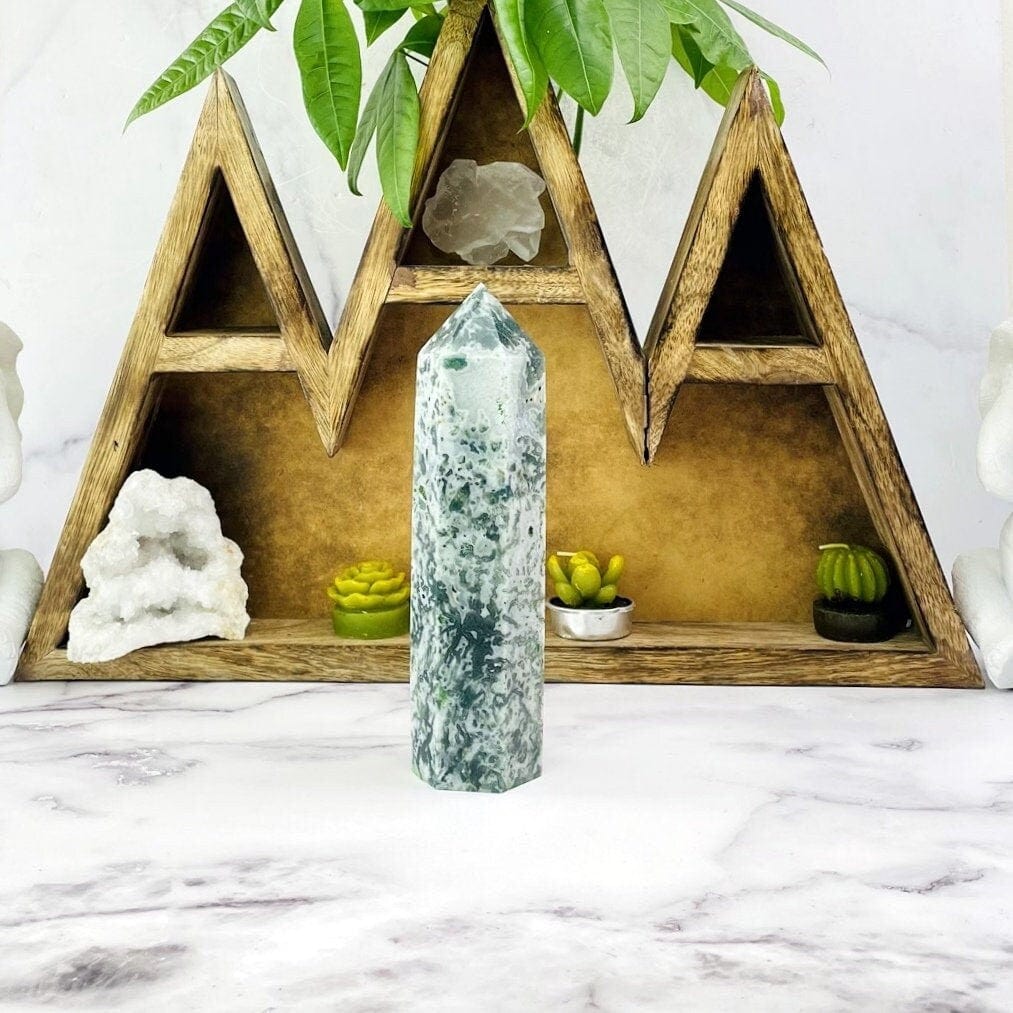 agate with decorations in the background