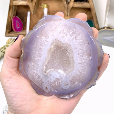 agate flower with decorations in the background