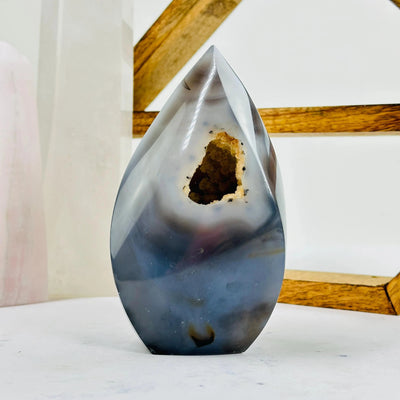agate with decorations in the background