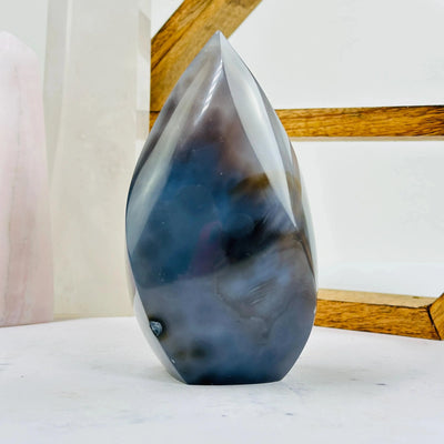 agate with decorations in the background