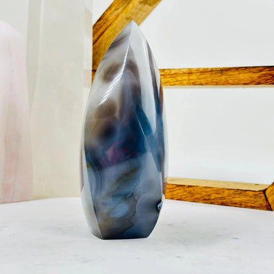 agate with decorations in the background