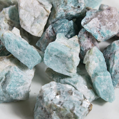 Close up picture to the amazonite chunks.