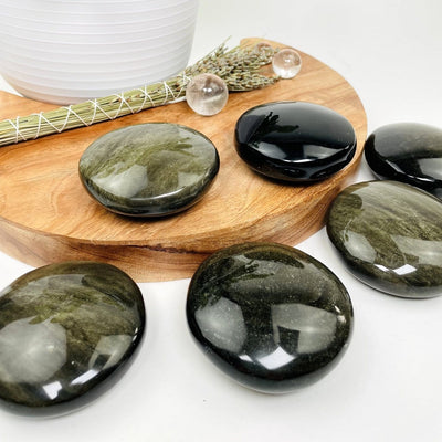 multiple palm stones displayed to show the differences in the sizes 