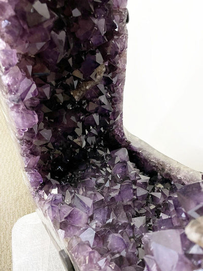 Amethyst crystal on the bottom slice up close