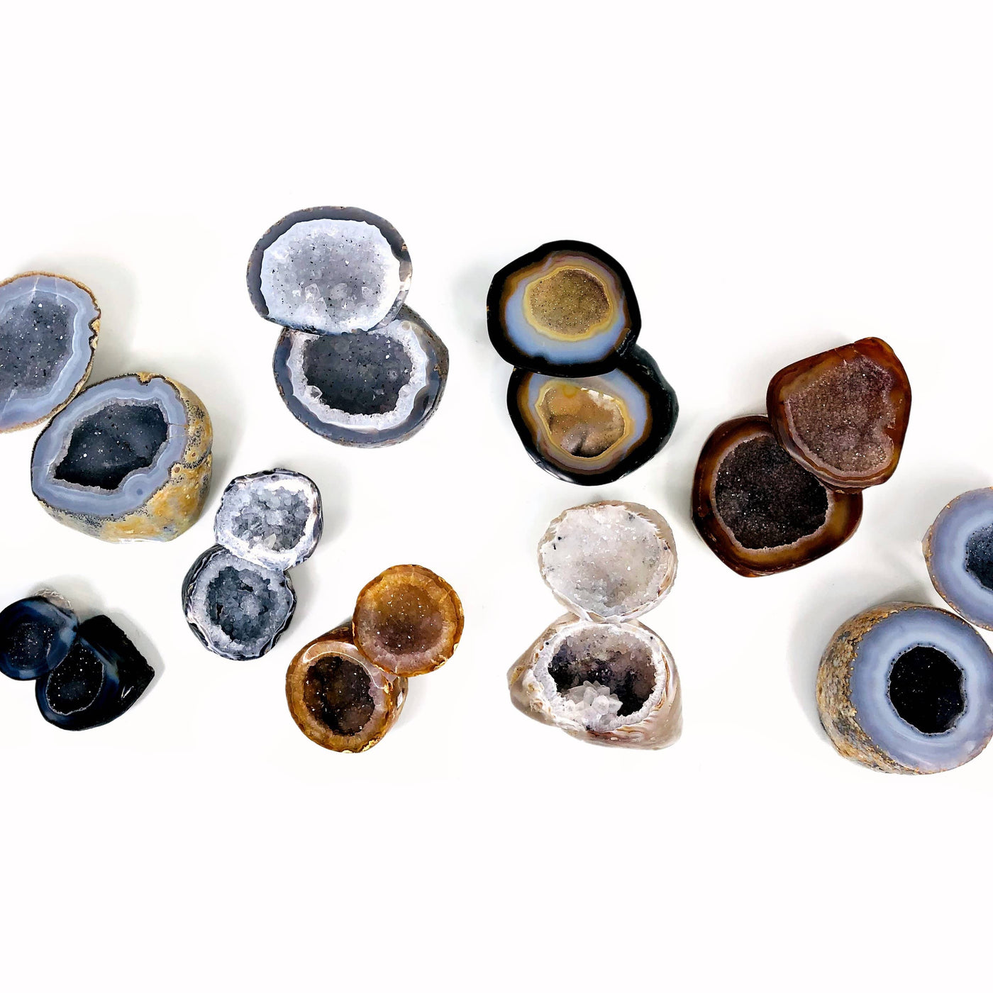 multiple geode boxes displayed to show the differences on the color shades of the inside. each one is unique