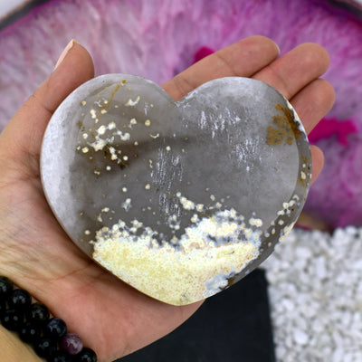 Picture of the Back side of the agate polished heart in hand.