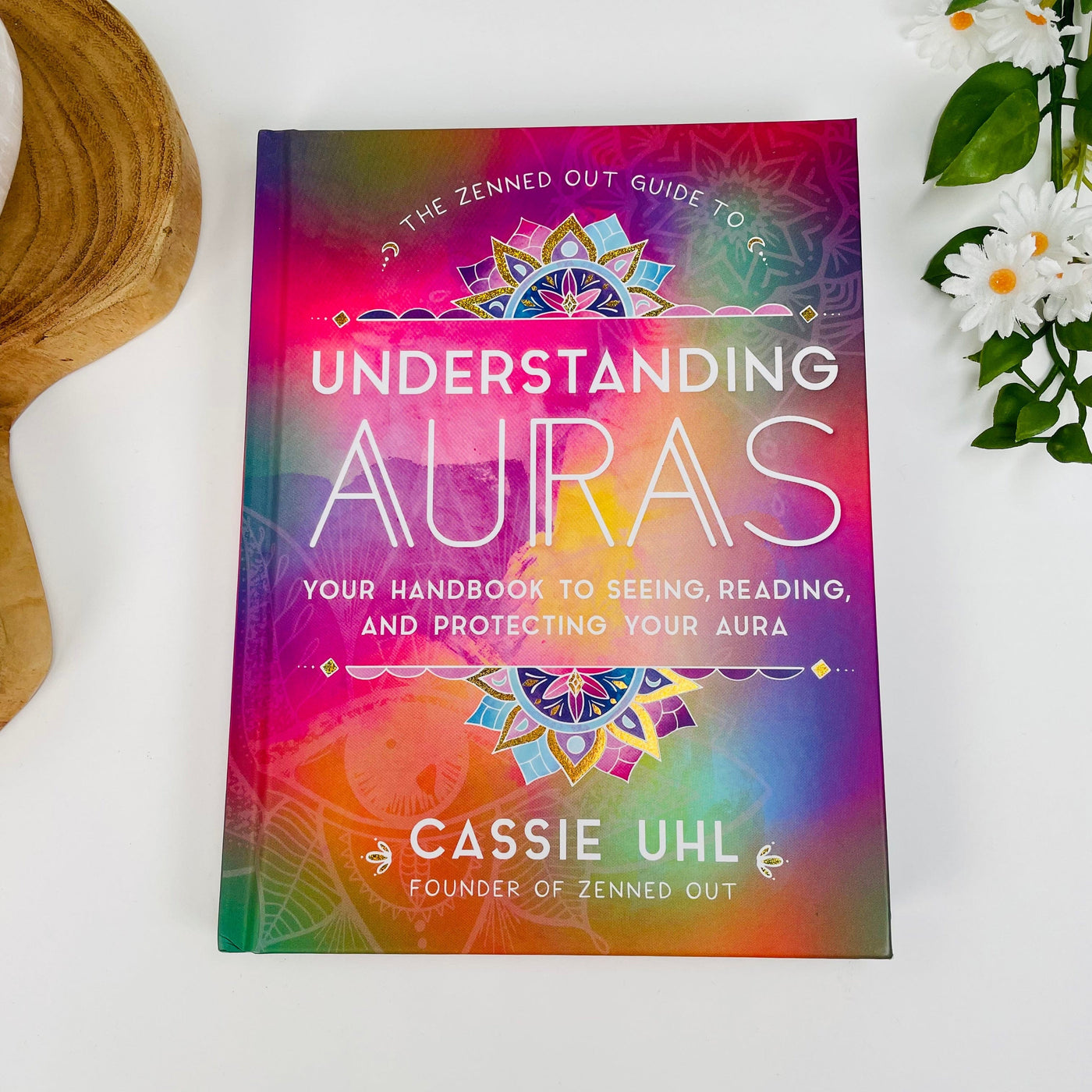 front cover of the book understanding auras by Cassie Uhl
