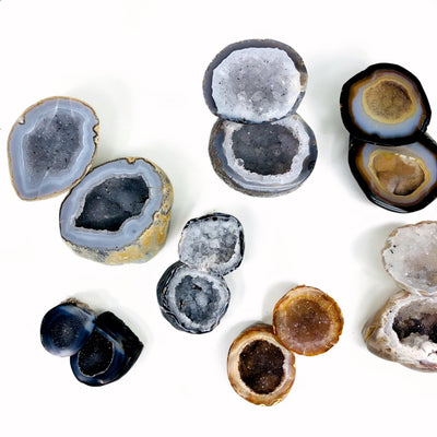 multiple geode boxes displayed to show the differences on the color shades of the outside. each one is unique