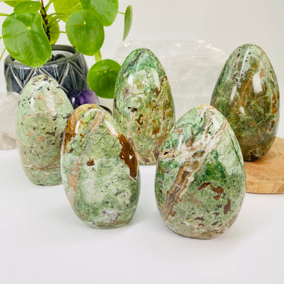 multiple cut base stones displayed to show the differences in the color shades and sizes 