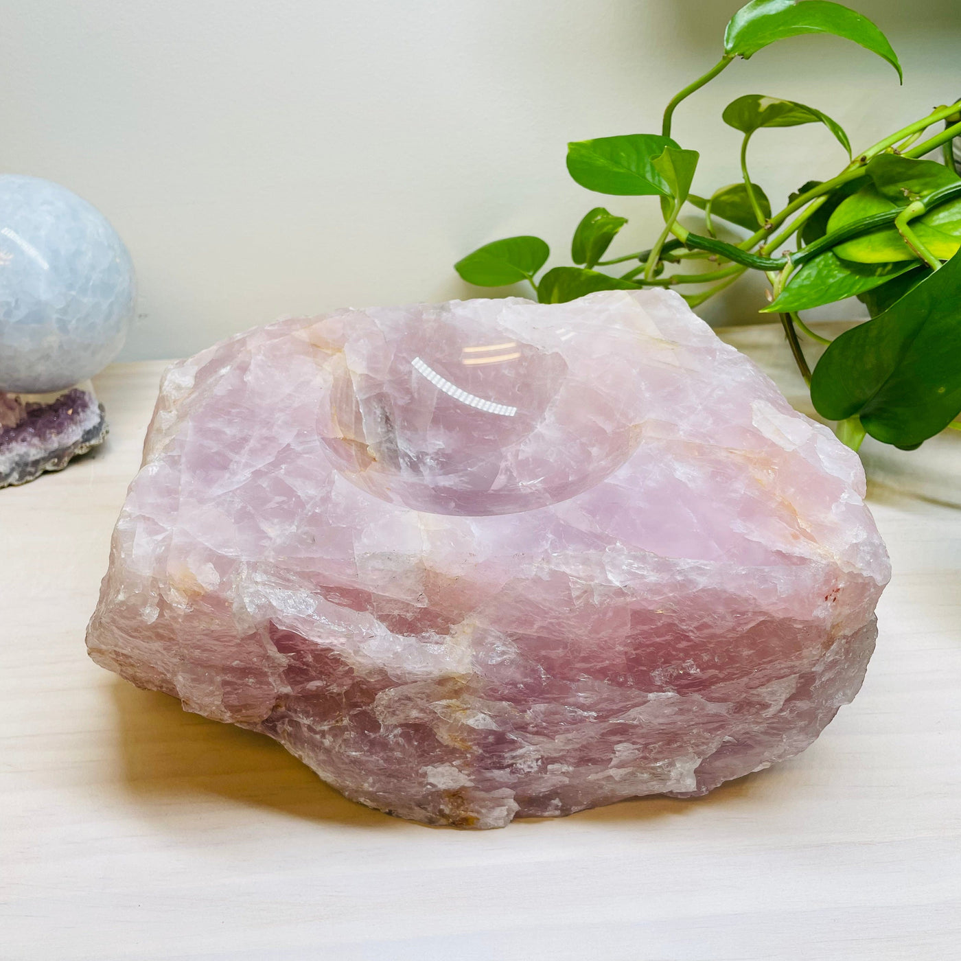 side view of the rose quartz to sow the thickness 