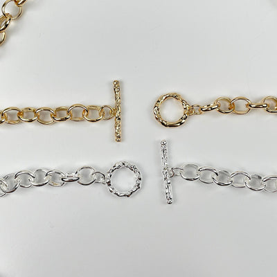 close up of the link chain with toggle closure 