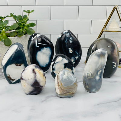 multiple orca agate cut bases displayed to show the differences in the sizes and color shades 