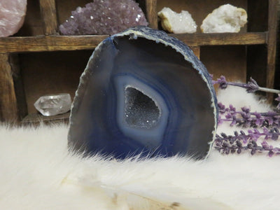 blue agate cut base with decorations in the background