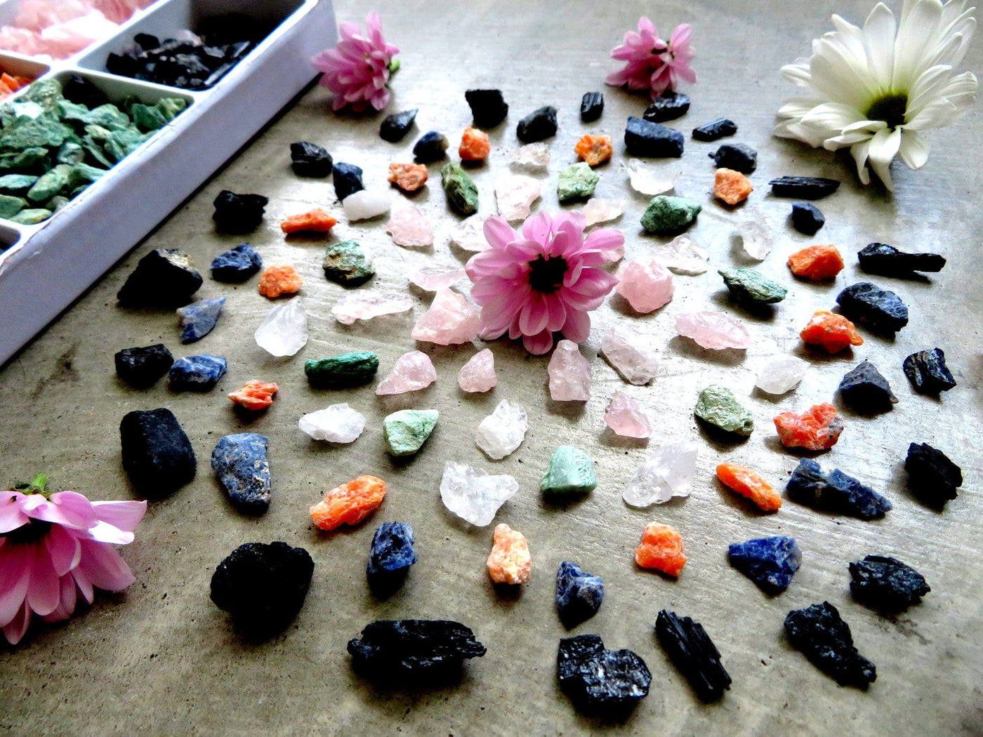 Rough Stone Mixed Set Crystal Grid with flowers