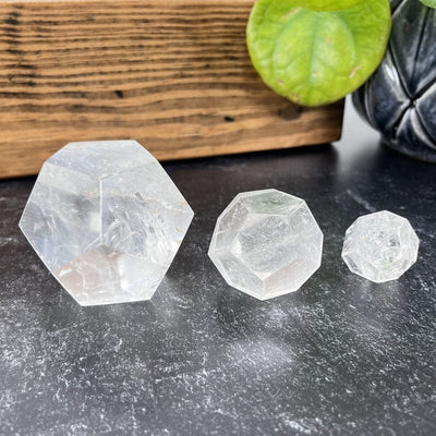 multiple multiple crystal quartz dodecahedron shaped stones showing different sizes 
