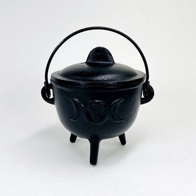 cauldron comes with a lid and a handle 