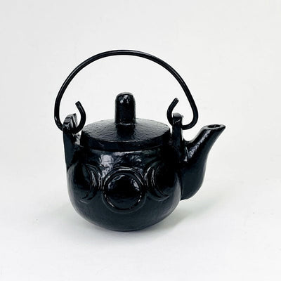 metal kettle cauldron comes in black and has a lid and handle 