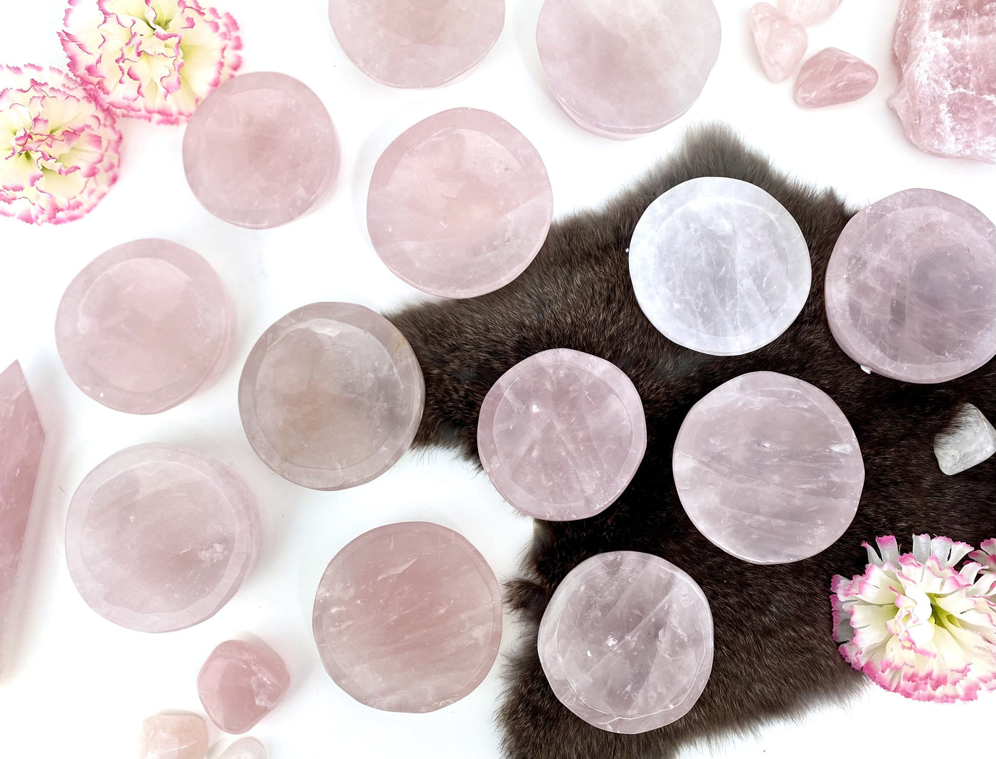 Rose Quartz Stone Round Dishes with fur and flowers as decoration