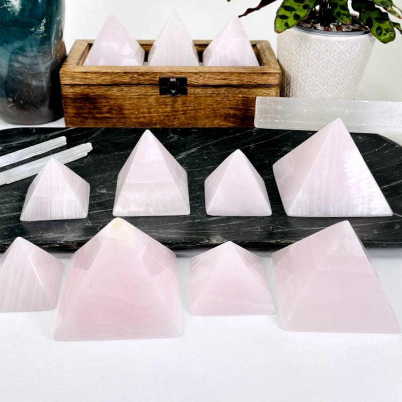 multiple pink calcite pyramids displaying the different sizes and patterns 