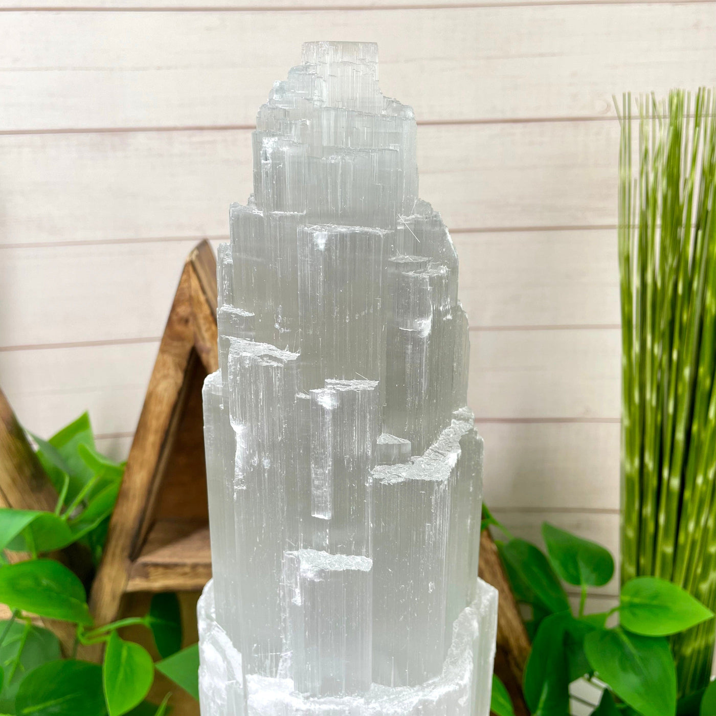 close up of the top of one selenite xxl lamp for details