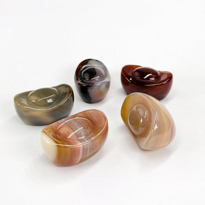 different angles of the carnelian yuanbao to show the thickness and depth 