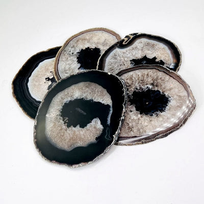 multiple black agate slices displayed to show the differences in the color shades 