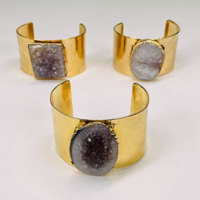 multiple bracelets displayed to show the differences in the agate center accent