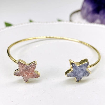 close up of the details on a gold star drusy bracelet 
