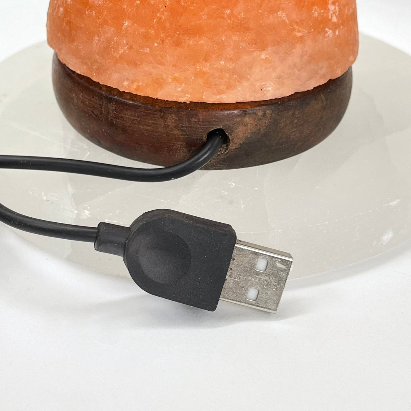 close up of USB chord coming out of a himalayan salt orange mushroom lamp and USB plug