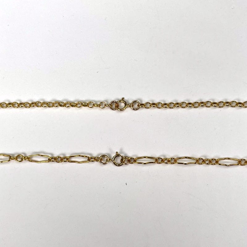 close up of the chain and the connection clasps 