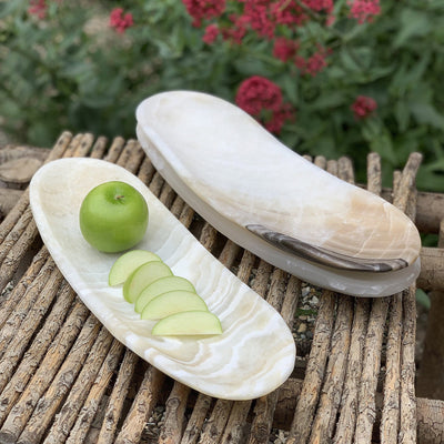 Onyx Banana Dish with an apple and slices on it