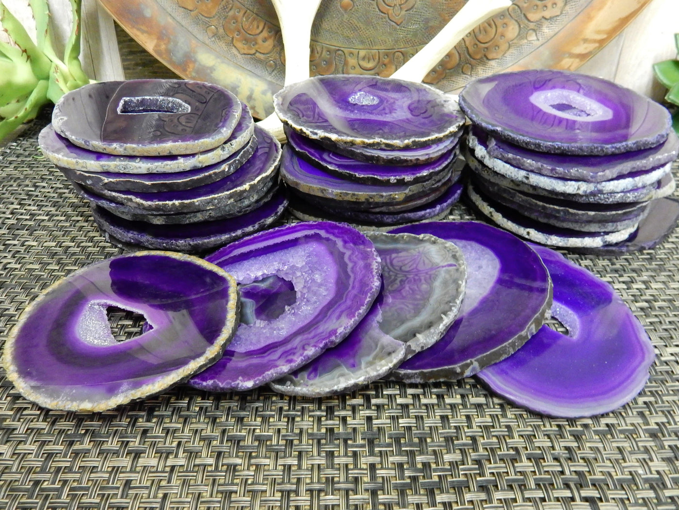 Many agates displayed to show thickness and Druzy opening 