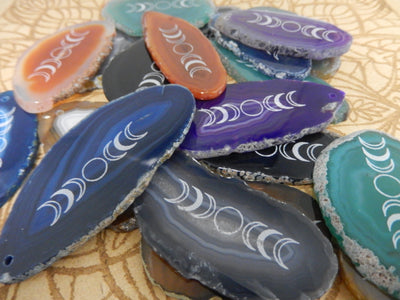 picture of multiple agate slices being displayed on a wooden grid.