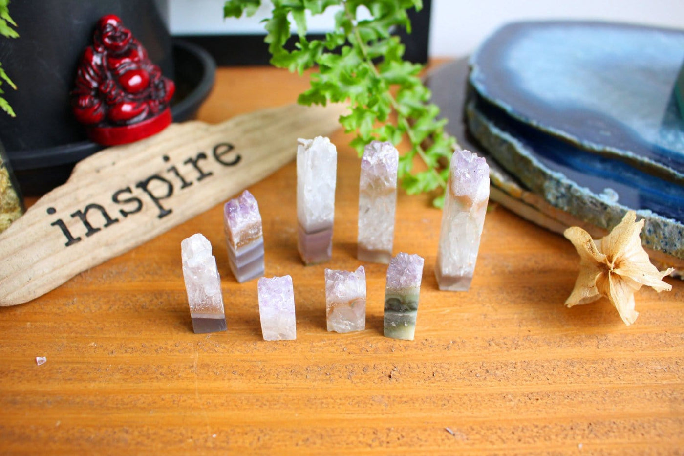 8 amethyst slices in different sizes with decorations in the background