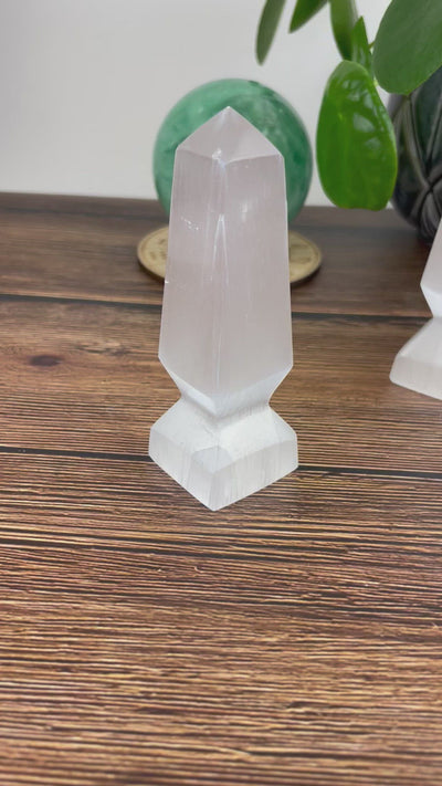 video of selenite spear tips on display for possible variations