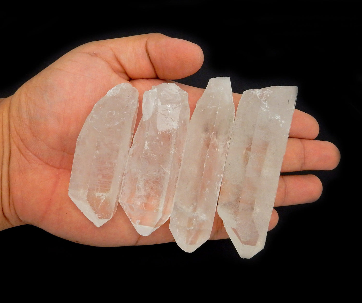 Sampleing of crystal points in a hand for size reference