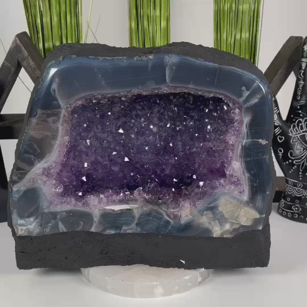 left to right close up video of amethyst cave geode for details