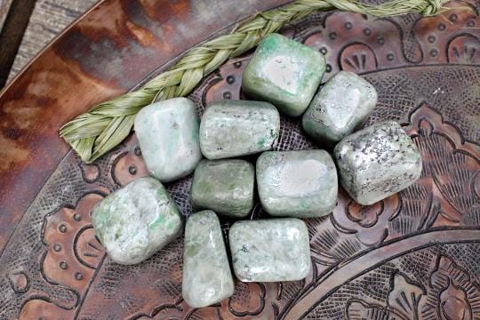 Green Garnet - Grossular Garnet - Green Garnet Stone From Pakistan - Tumbled Stone, Crystal Grid, Crystal Collection, Energy Stone (TS-34)