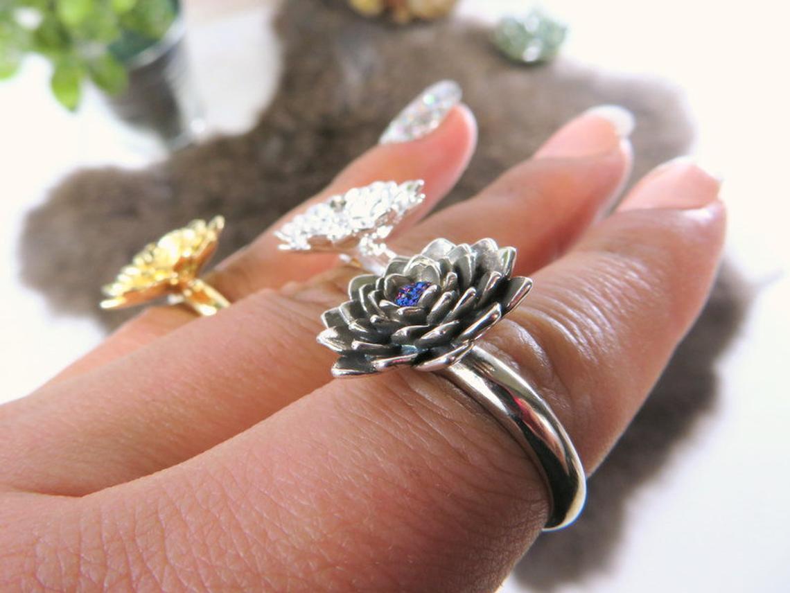 succulent rings on fingers side view